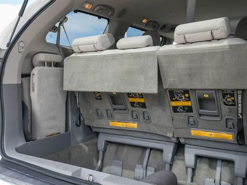 Used 2012 Toyota Sienna LE FWD image 28