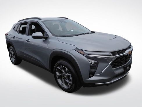 Certified 2025 Chevrolet Trax LT w/ LT Convenience Package image 3