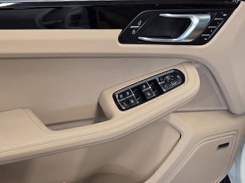 Certified 2025 Porsche Macan AWD/4WD image 17