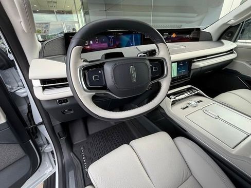 Used 2025 Lincoln Navigator L Reserve AWD/4WD image 10
