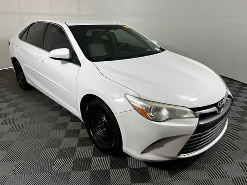 Used 2017 Toyota Camry LE image 3