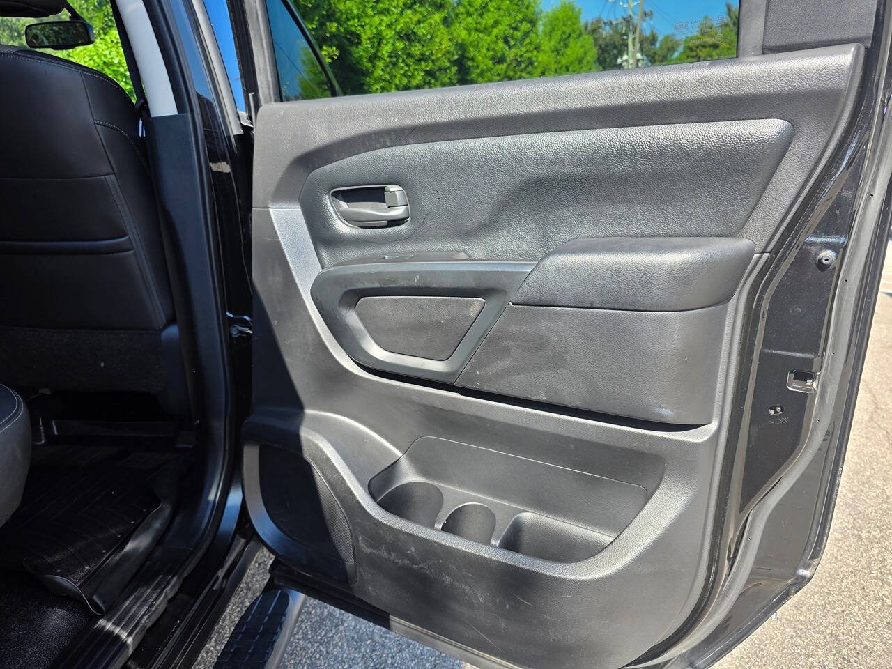 Used 2017 Nissan Titan S AWD/4WD image 28