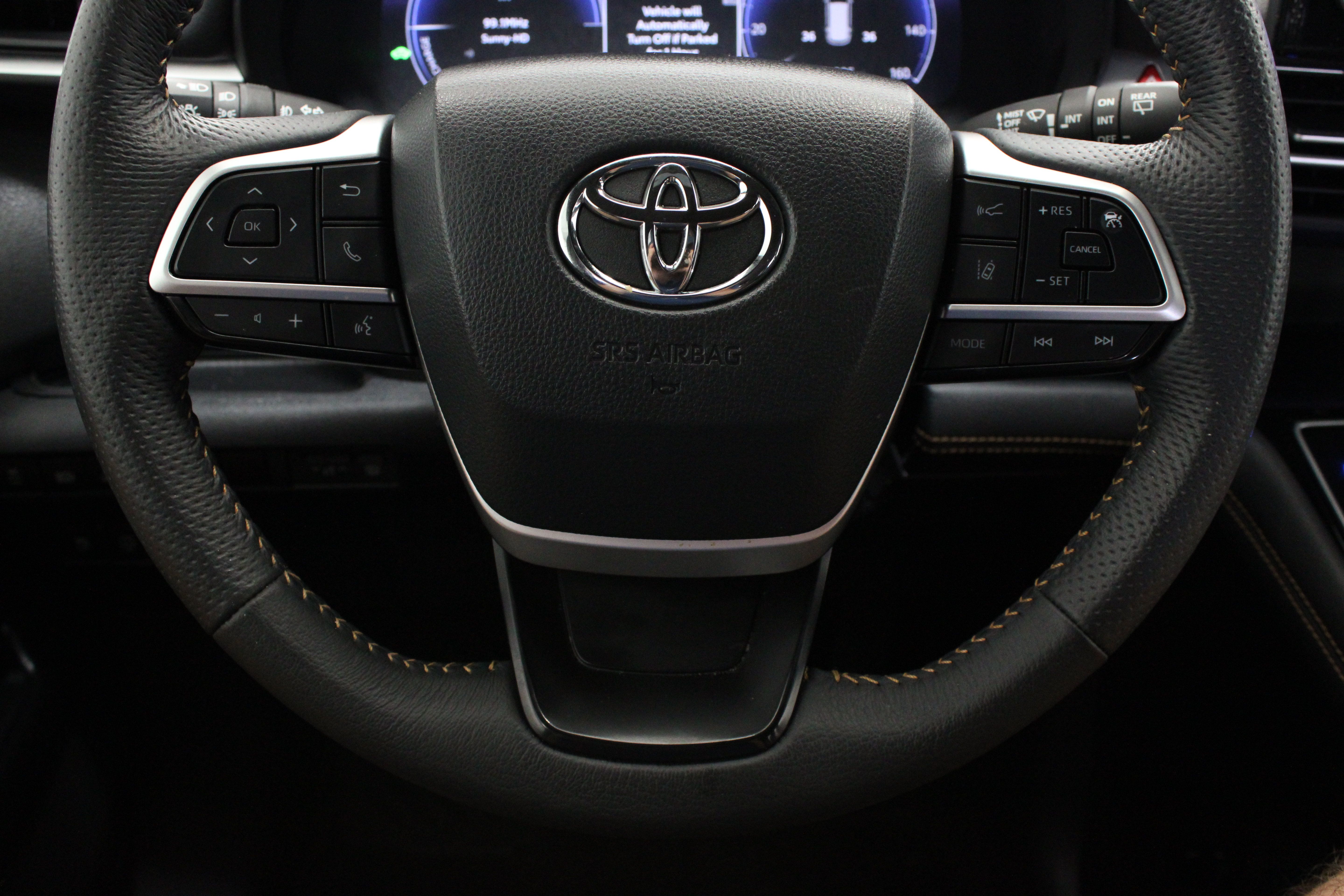 Certified 2025 Toyota Sienna XLE Woodland Edition AWD/4WD image 25
