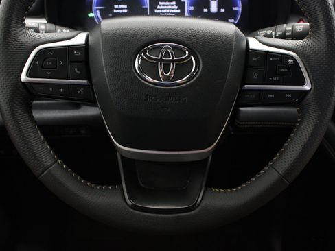 Certified 2025 Toyota Sienna XLE Woodland Edition AWD/4WD image 25