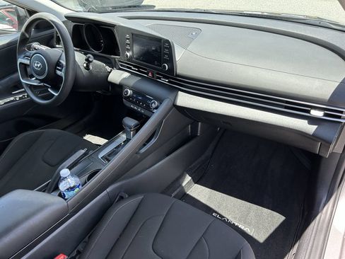 Used 2023 Hyundai Elantra SEL w/ Preferred Accessory Package FWD image 18