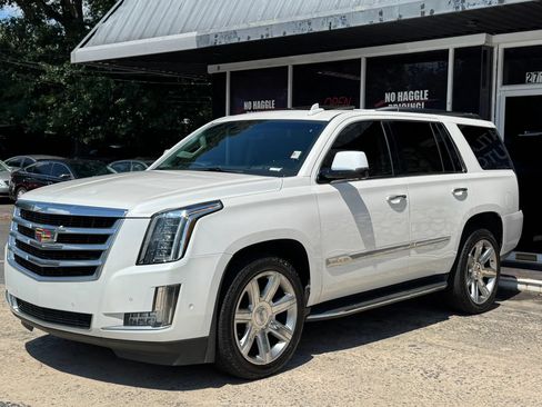 Used 2017 Cadillac Escalade Luxury AWD/4WD image 3