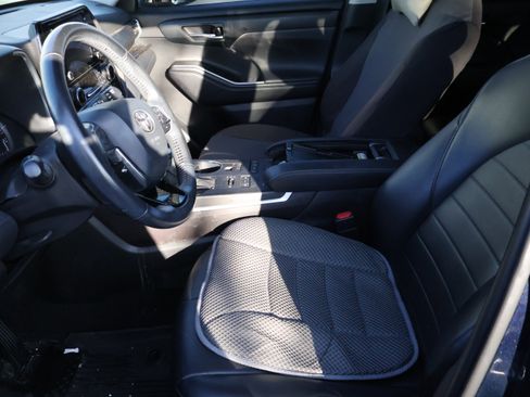 Used 2020 Toyota Highlander XLE image 37