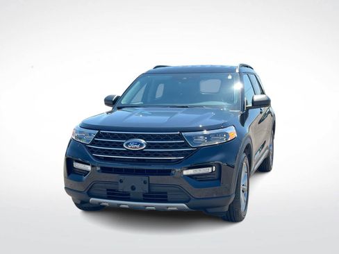 Used 2023 Ford Explorer XLT w/ Equipment Group 202A AWD/4WD image 3
