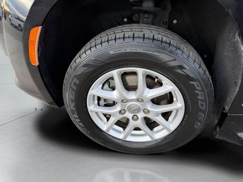 Used 2020 Chrysler Pacifica Touring-L FWD image 37