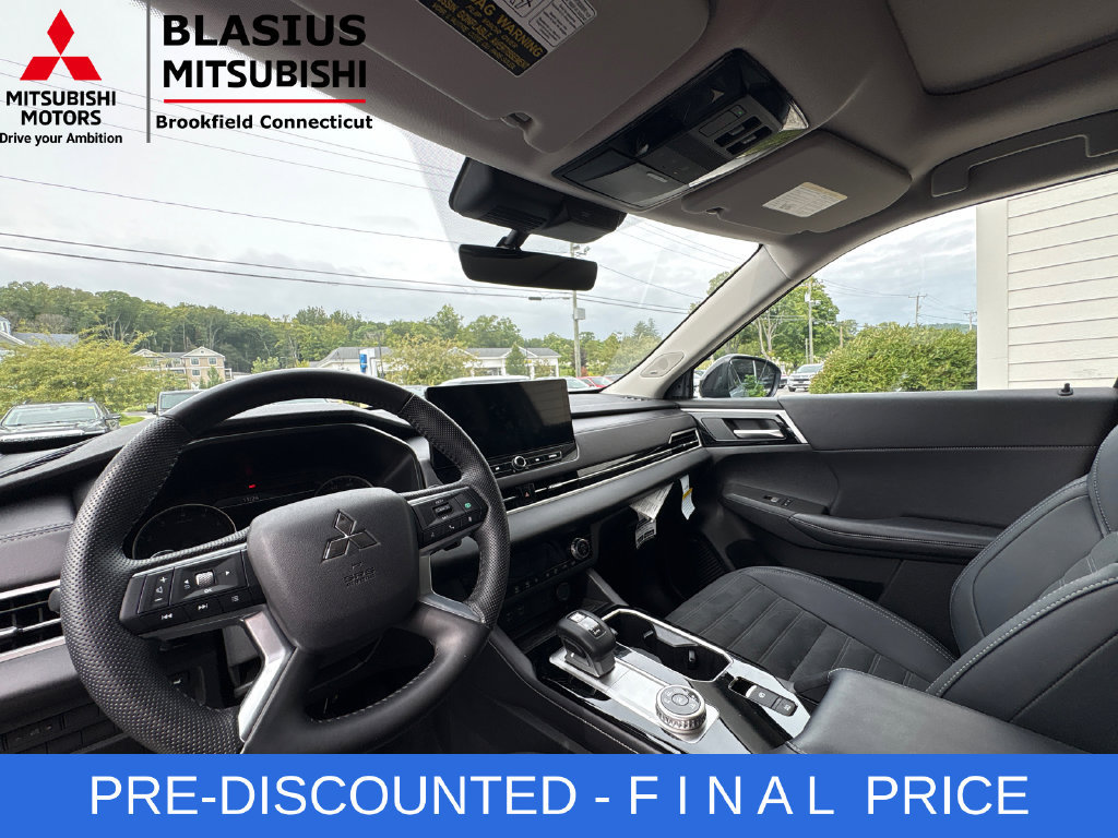 Used 2025 Mitsubishi Outlander AWD image 19