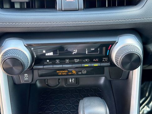 Used 2019 Toyota RAV4 LE image 32