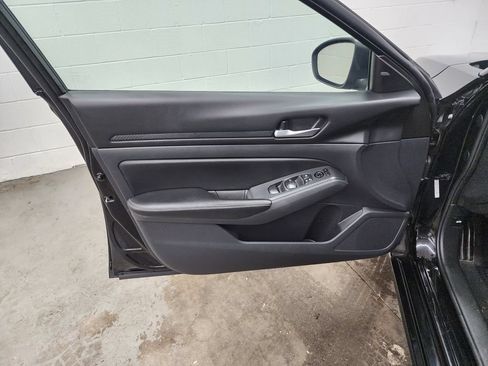 Used 2025 Nissan Altima 2.5 SV AWD/4WD image 9