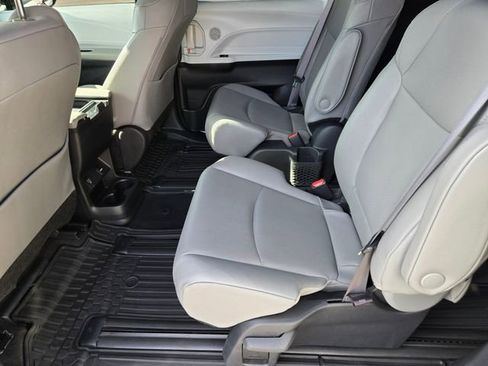 Used 2025 Toyota Sienna XLE w/ XLE Plus Package FWD image 11