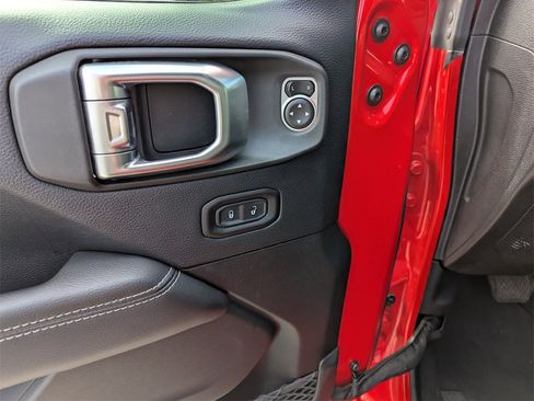 Used 2018 Jeep Wrangler Unlimited Sahara image 19