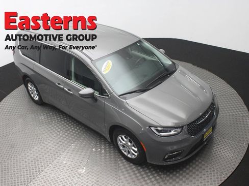 Used 2023 Chrysler Pacifica Touring-L FWD image 3