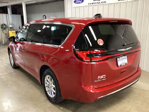 New 2026 Chrysler Pacifica Select image 3