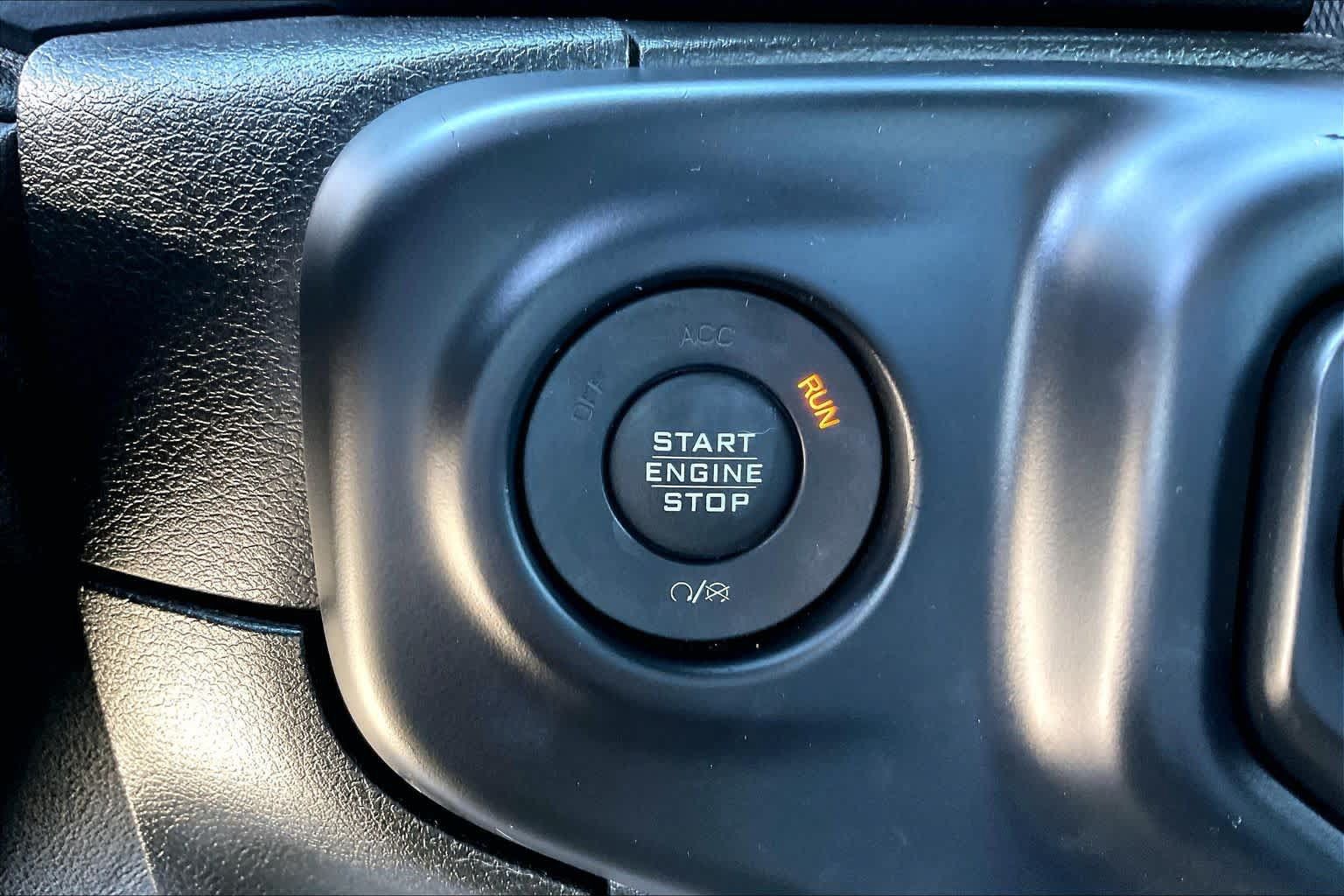 Used 2018 Jeep Wrangler Unlimited Sahara AWD/4WD image 32