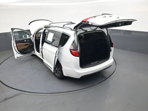 Used 2017 Chrysler Pacifica Limited FWD image 51