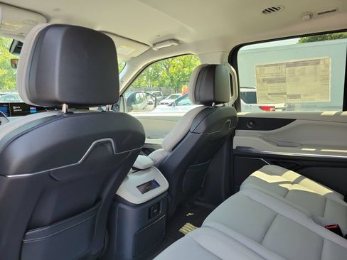 New 2026 Lincoln Navigator Premiere AWD/4WD image 16