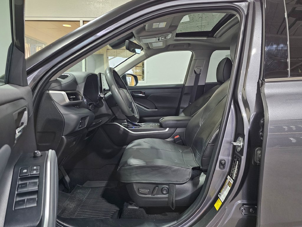 Used 2022 Toyota Highlander XLE AWD/4WD image 22
