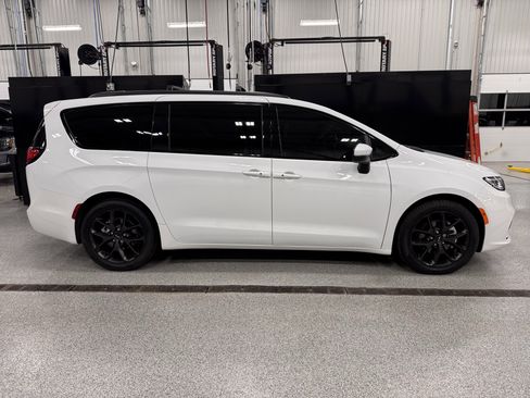 Used 2023 Chrysler Pacifica Touring-L w/ S Appearance Package image 2