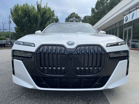 Used 2025 BMW i7 xDrive60 image 3