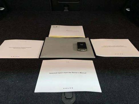 Used 2025 Volvo XC40 B5 Plus image 94