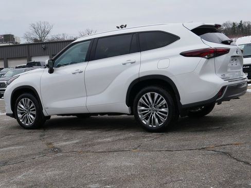 Used 2024 Toyota Highlander Platinum image 4