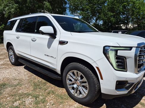 Used 2025 GMC Yukon XL Denali image 4