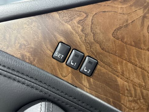 Used 2022 Nissan Armada SL w/ Captain's Chairs Package AWD/4WD image 17