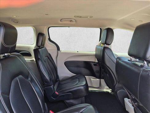 Used 2023 Chrysler Pacifica Touring-L FWD image 17