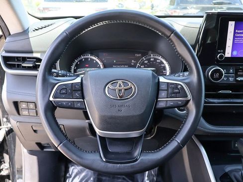 Used 2024 Toyota Highlander LE FWD image 39