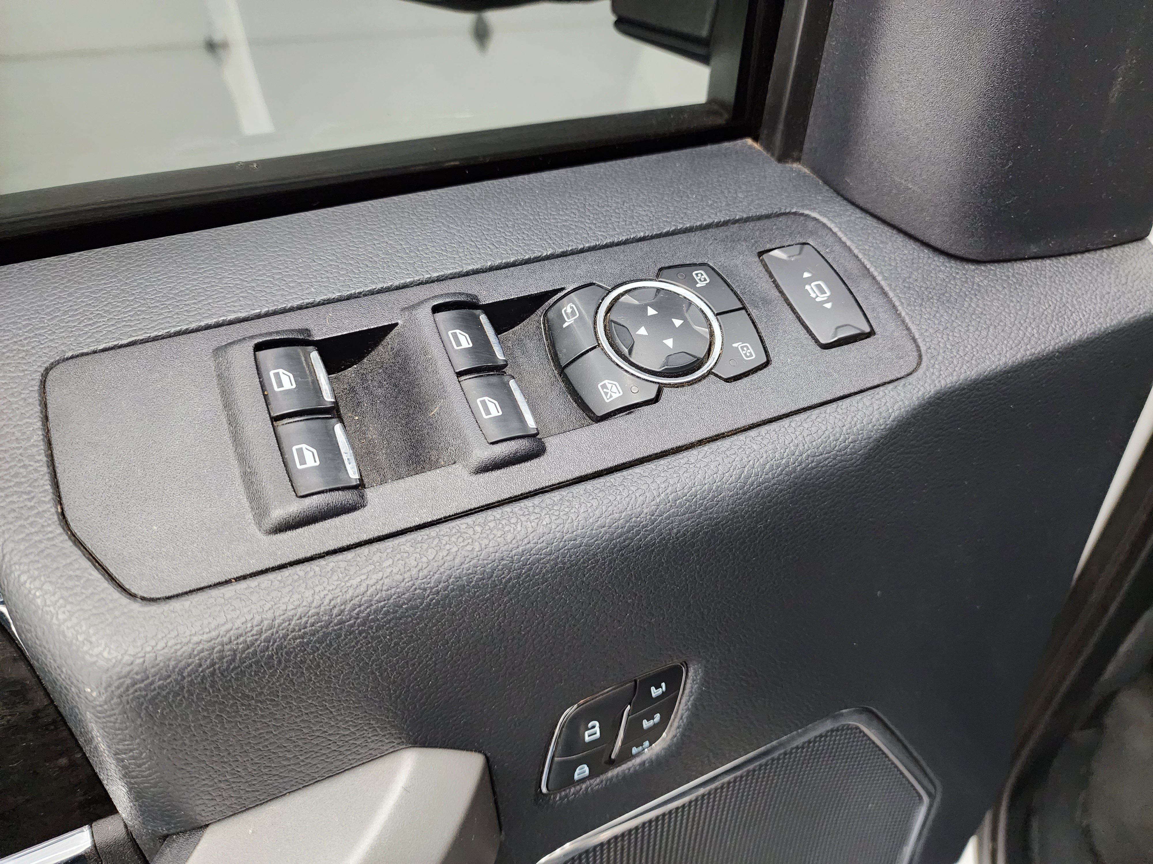 Used 2022 Ford F350 Lariat w/ Black Appearance Package AWD/4WD image 42