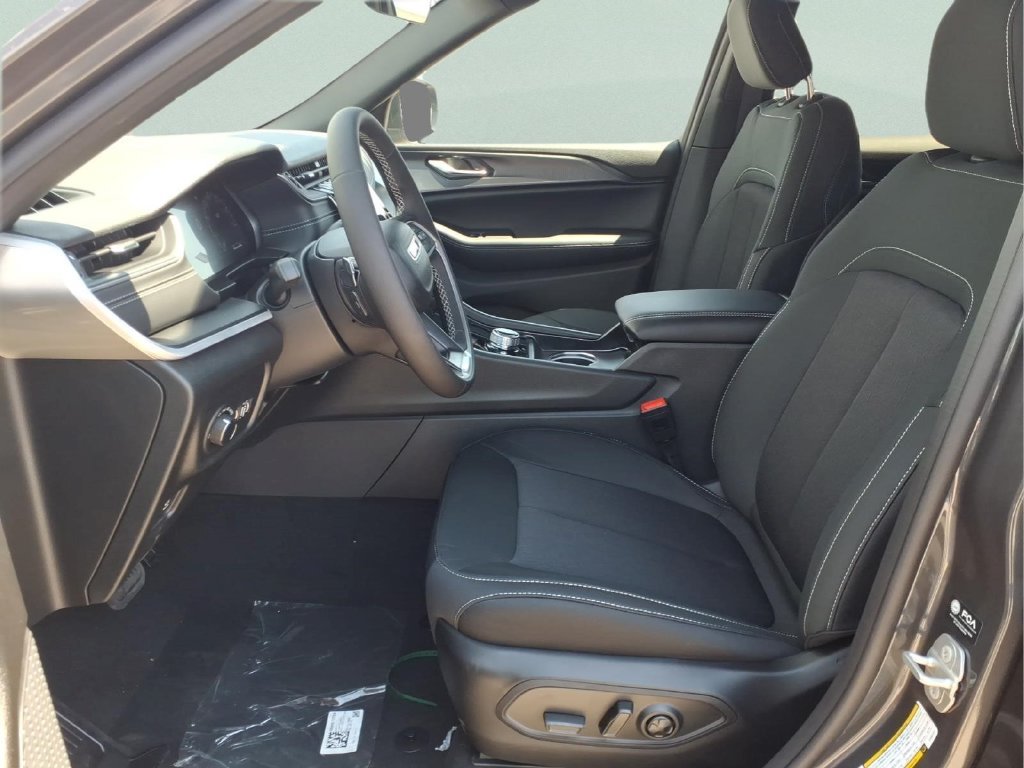 New 2026 Jeep Grand Cherokee Laredo AWD/4WD image 9