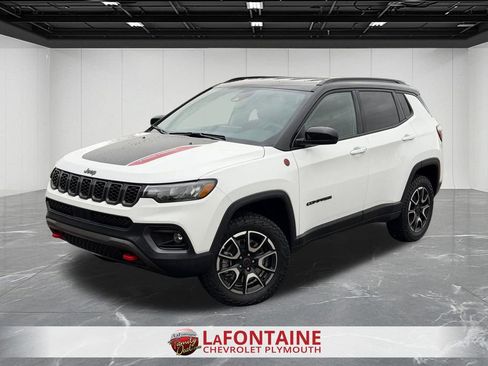 Used 2025 Jeep Compass Trailhawk image 1