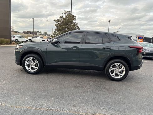 Used 2025 Chevrolet Trax LS w/ LS Convenience Package image 9