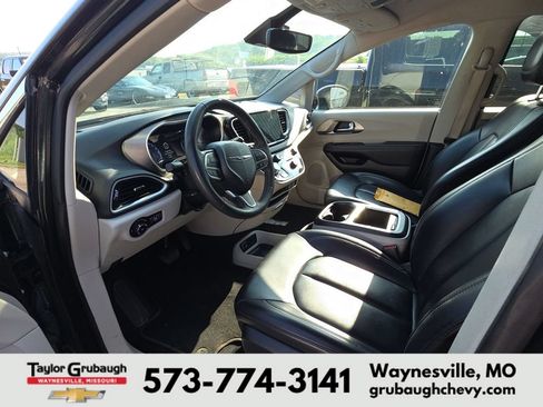Used 2023 Chrysler Pacifica Touring-L FWD image 8