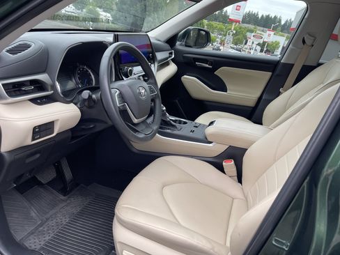 Certified 2025 Toyota Highlander XLE AWD/4WD image 10