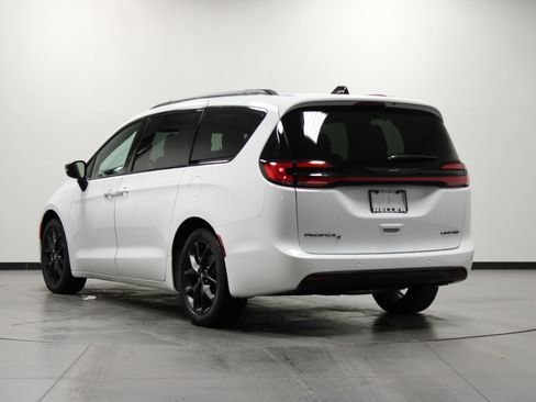 Used 2025 Chrysler Pacifica Limited image 6
