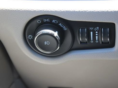 Used 2023 Chrysler Pacifica Touring-L FWD image 17