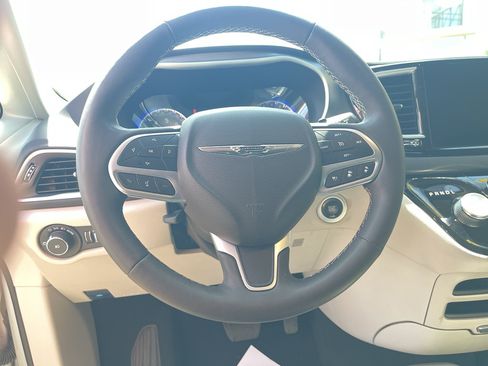 Used 2024 Chrysler Pacifica Touring-L FWD image 15