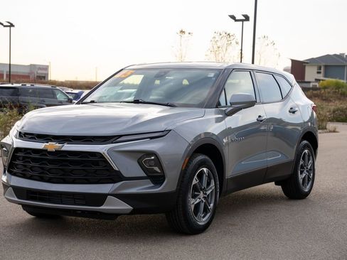 Used 2025 Chevrolet Blazer LT image 3