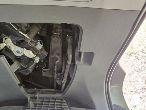 Used 2013 Toyota Sienna XLE AWD/4WD image 41