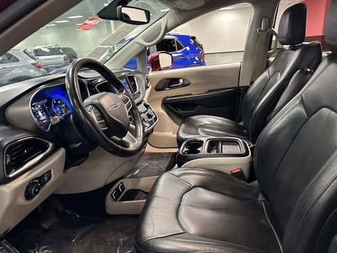Used 2020 Chrysler Pacifica Touring-L FWD image 14
