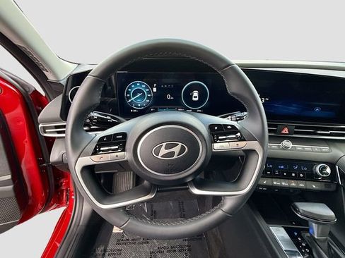 Certified 2025 Hyundai Elantra SEL image 11