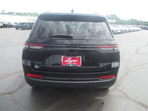 Used 2024 Jeep Grand Cherokee Altitude AWD/4WD image 7