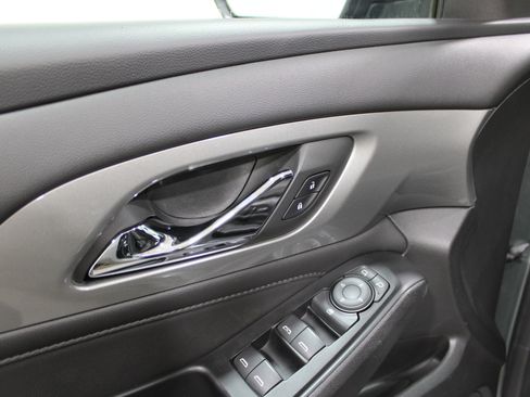 Used 2023 Chevrolet Traverse LT image 8