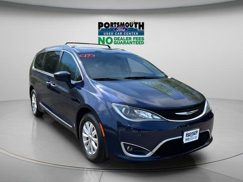 Used 2017 Chrysler Pacifica Touring-L FWD image 1