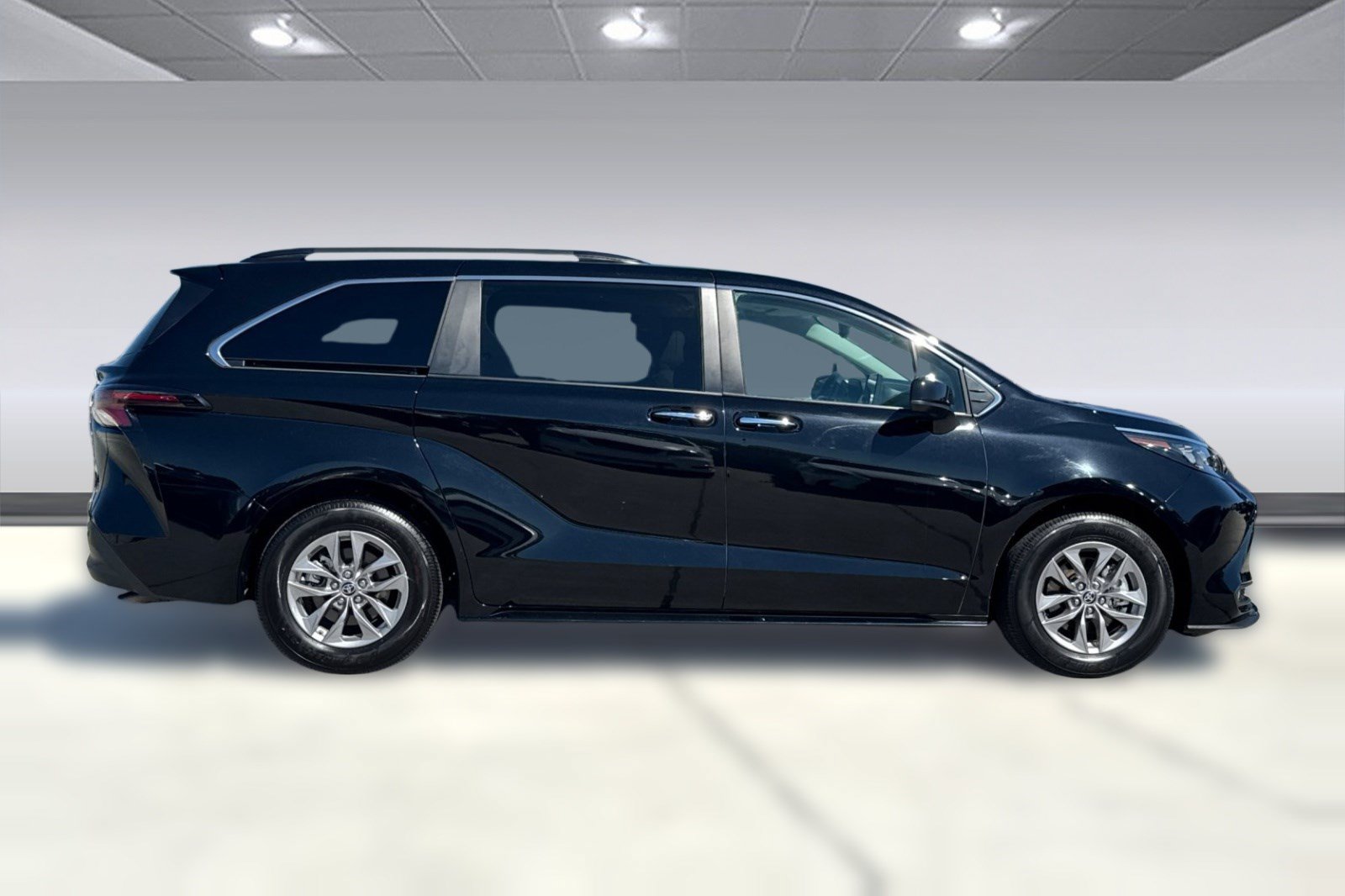 Used 2025 Toyota Sienna XLE FWD image 8