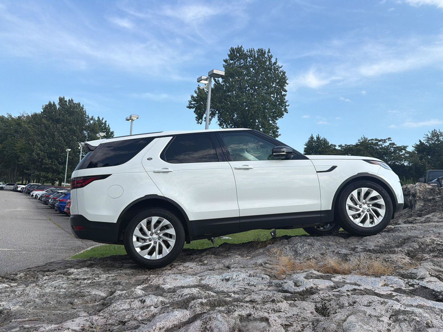 Used 2025 Land Rover Discovery S AWD/4WD image 9